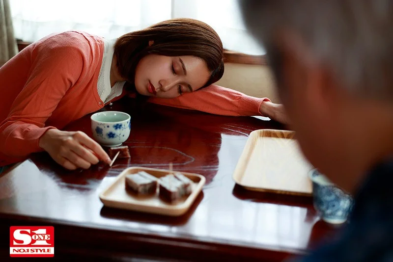 義父の濃厚な舌技で舐め堕ちした美人妻 小島みなみの画像2